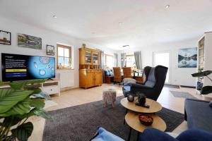 a living room with a couch and a tv at Ferienwohnung Mariedei in Berchtesgaden