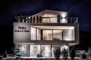 een hoog gebouw met uitzicht op de nacht bij Erika Suites & Lofts in Stanghe