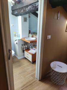Habitación con baño con lavabo y aseo. en Falagueira, en Monforte de Lemos