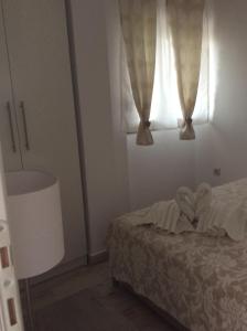 um quarto com uma cama e uma janela em Marina em Nikiti
