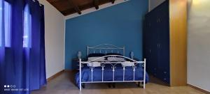 パレルモにあるCasa Samuの青い壁のベッドルーム1室、ベッド1台が備わります。