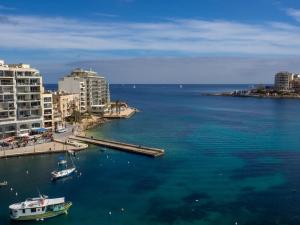 Foto dalla galleria di 6th Floor Spinola SeaView in St Julians a San Giuliano