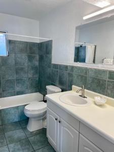 bagno con lavandino, servizi igienici e specchio di Turtle Beach Resort a Siesta Key