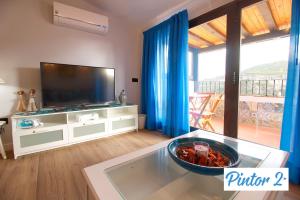 TV a/nebo společenská místnost v ubytování Cuencaloft el mirador del pintor