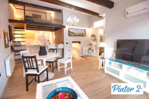 TV a/nebo společenská místnost v ubytování Cuencaloft el mirador del pintor