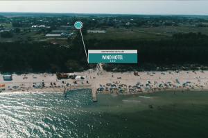 una vista aérea de una playa con un cartel que diga todo en WIND Hotel en Grzybowo