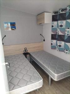 um quarto com duas camas num quarto em Charmant Mobil home avec Vue mer exceptionnelle em Saint-Raphaël