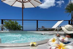 Bassein majutusasutuses Villa Manuiti, balinese luxury home - private swim SPA, ocean view - OFYR BBQ - KoÏ pond või selle lähedal