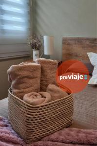 un cesto con asciugamani in cima a un letto di Cabral - Departamento en la mejor zona de Mendoza a Mendoza