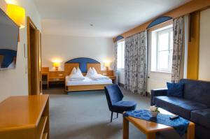 Un pat sau paturi într-o cameră la Goldenes Schiff Hotel-Mietparkplätze