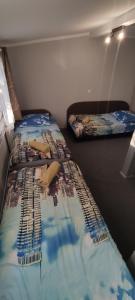 トシェブニツァにあるZajazd pod Lwemのベッドルーム1室(ベッド2台付)