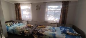 ein Schlafzimmer mit einem Bett mit zwei Kissen darauf in der Unterkunft Zajazd pod Lwem in Trzebnica