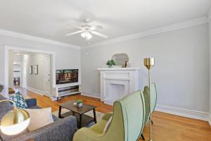 uma sala de estar com um sofá e uma lareira em Stylish and Expansive 2BR Apt with Balcony - Buckingham 3 em Chicago