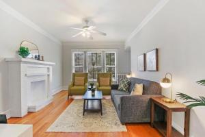 芝加哥Stylish and Expansive 2BR Apt with Balcony - Buckingham 3的带沙发和壁炉的客厅