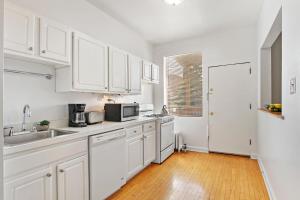 Stylish and Expansive 2BR Apt with Balcony - Buckingham 3的厨房或小厨房