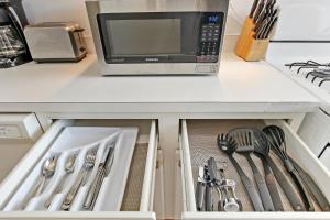 Stylish and Expansive 2BR Apt with Balcony - Buckingham 3的厨房或小厨房