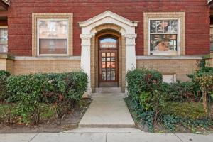 Stylish and Expansive 2BR Apt with Balcony - Buckingham 3的门面或入口