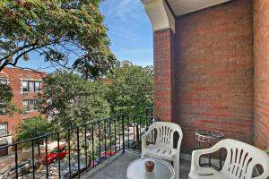 Stylish and Expansive 2BR Apt with Balcony - Buckingham 3的阳台或露台