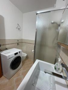 un bagno con doccia e lavatrice di La scelta giusta a Custonaci Altre 21 foto