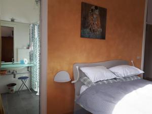 A bed or beds in a room at B&B Tre Confini