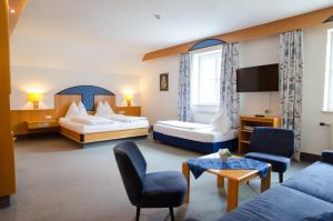Un pat sau paturi într-o cameră la Goldenes Schiff Hotel-Mietparkplätze