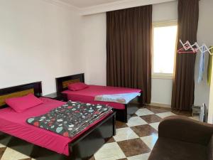 A bed or beds in a room at Studio pool view next to the Marina,Sheraton Plaza 320 Még 23 kép