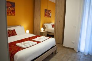 1 dormitorio con 1 cama con 2 toallas en Borgo San Lorenzo Roma en Roma
