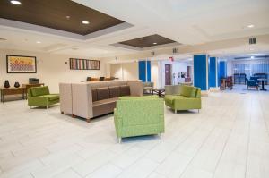 Holiday Inn Express Hotel & Suites Biloxi- Ocean Springs, an IHG Hotel في أوشن سبرينغز: لوبي فيه كنب وكراسي في مستشفى