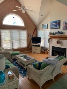 TV a/nebo společenská místnost v ubytování Pets OK Rest A Shored A Secure and Comfortable Home Flat Screen T Vs In All Rooms Fully Stocked With Plenty Of Amenities Private Inground Pool Gas Fireplace Rents Sat to Sat Full Weeks only