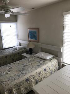 Katil atau katil-katil dalam bilik di Pets OK Rest A Shored A Secure and Comfortable Home Flat Screen T Vs In All Rooms Fully Stocked With Plenty Of Amenities Private Inground Pool Gas Fireplace Rents Sat to Sat Full Weeks only