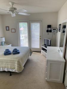 Postel nebo postele na pokoji v ubytování Pets OK Rest A Shored A Secure and Comfortable Home Flat Screen T Vs In All Rooms Fully Stocked With Plenty Of Amenities Private Inground Pool Gas Fireplace Rents Sat to Sat Full Weeks only + 37 fotografií