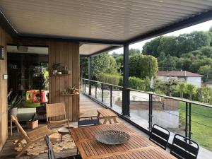 een terras met een tafel en stoelen bij Grande villa de luxe in Périgueux