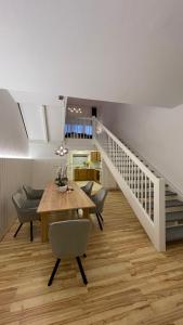 a dining room with a table and a staircase at Ferienwohnung an der Therme, Bademantelgang zur Limestherme in Bad Gögging