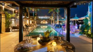 un complejo con piscina por la noche en Apartamento Playa de la Lucera, en La Cala de Mijas