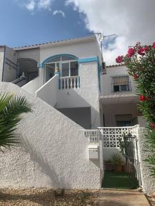 una casa blanca con una escalera blanca delante de ella en Alojamiento entero / Los Narejos, en Los Alcázares