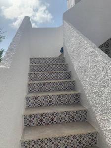 una escalera con una pared blanca y una escalera en Alojamiento entero / Los Narejos, en Los Alcázares