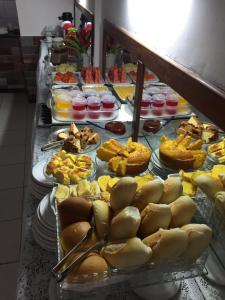Pousada Suítes Do Pelô في سلفادور: بوفيه مع العديد من أطباق الطعام على طاولة