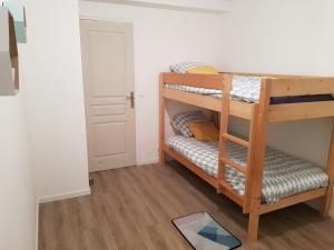 a room with two bunk beds and a door at Le cocon Dieppois - Appt spacieux avec parking privé in Dieppe