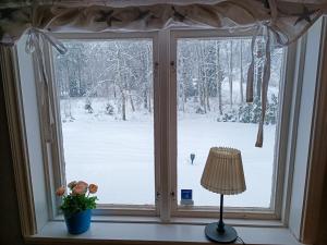 Lidsbergs torp i Ölme från år 1910 Ett eget mysigt torp med kakelugn, lågt i tak, sovrum med dubbelsäng och 2 enkelsängar på loft med snedtak bäddsoffa i v-rum trädgård med gasgrill v zimě