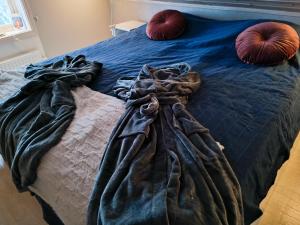 Postel nebo postele na pokoji v ubytování Lidsbergs torp i Ölme från år 1910 Ett eget mysigt torp med kakelugn, lågt i tak, sovrum med dubbelsäng och 2 enkelsängar på loft med snedtak bäddsoffa i v-rum trädgård med gasgrill