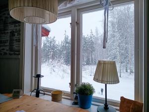 Lidsbergs torp i Ölme från år 1910 Ett eget mysigt torp med kakelugn, lågt i tak, sovrum med dubbelsäng och 2 enkelsängar på loft med snedtak bäddsoffa i v-rum trädgård med gasgrill v zimě