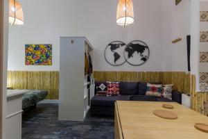 A seating area at Social - kitchen home - apartment Madrid