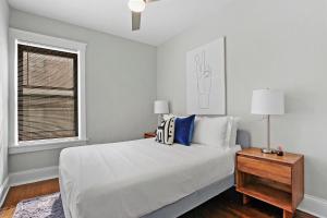 Ένα ή περισσότερα κρεβάτια σε δωμάτιο στο Comfy and Chic 2BR Apt close to Shops - Sunnyside 2F