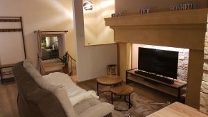 พื้นที่นั่งเล่นของ Cosy Love & Spa Love room avec spa, hammam et sauna privatif