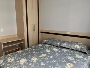 1 dormitorio con 1 cama con 2 almohadas en Aguas da Serra 322 A, en Rio Quente