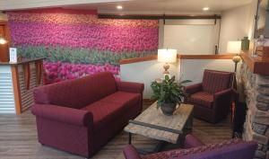 une salle d'attente avec des meubles violets et des tulipes roses dans l'établissement Cocusa Motel, à Burlington