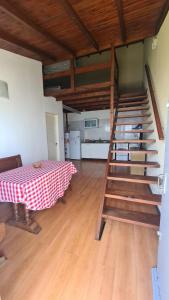 een kamer met een tafel en een trap in een huis bij Duplex frente al mar in Mar del Plata +3 foto's
