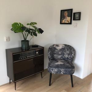 A seating area at Huisje Hygge - luxe bungalow met grote tuin
