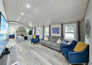 un salon avec un canapé et des chaises dans l'établissement Asheville Black Mountain Escape, à Black Mountain