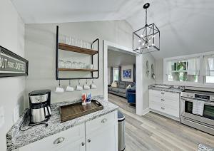 une cuisine avec des armoires blanches et un comptoir dans l'établissement Asheville Black Mountain Escape, à Black Mountain